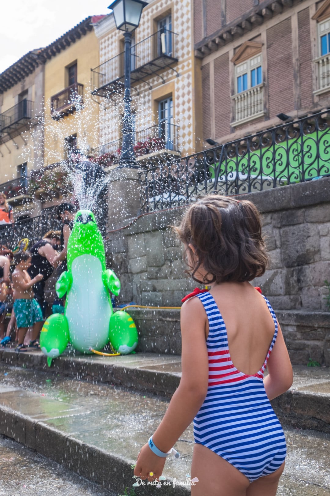 Splash. Fiesta del agua en el Poble Espanyol de Barcelona