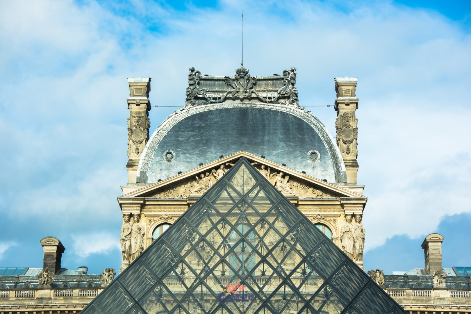 La Pirámide del Museo del Louvre