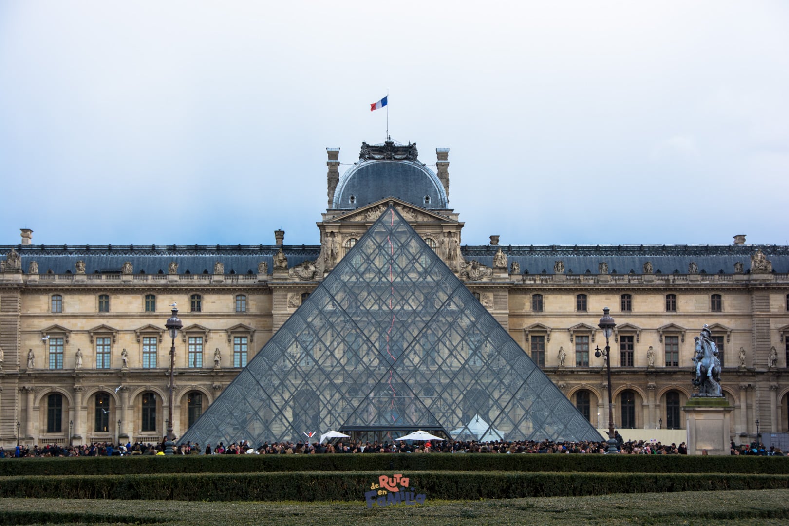 La Pirámide del Museo del Louvre