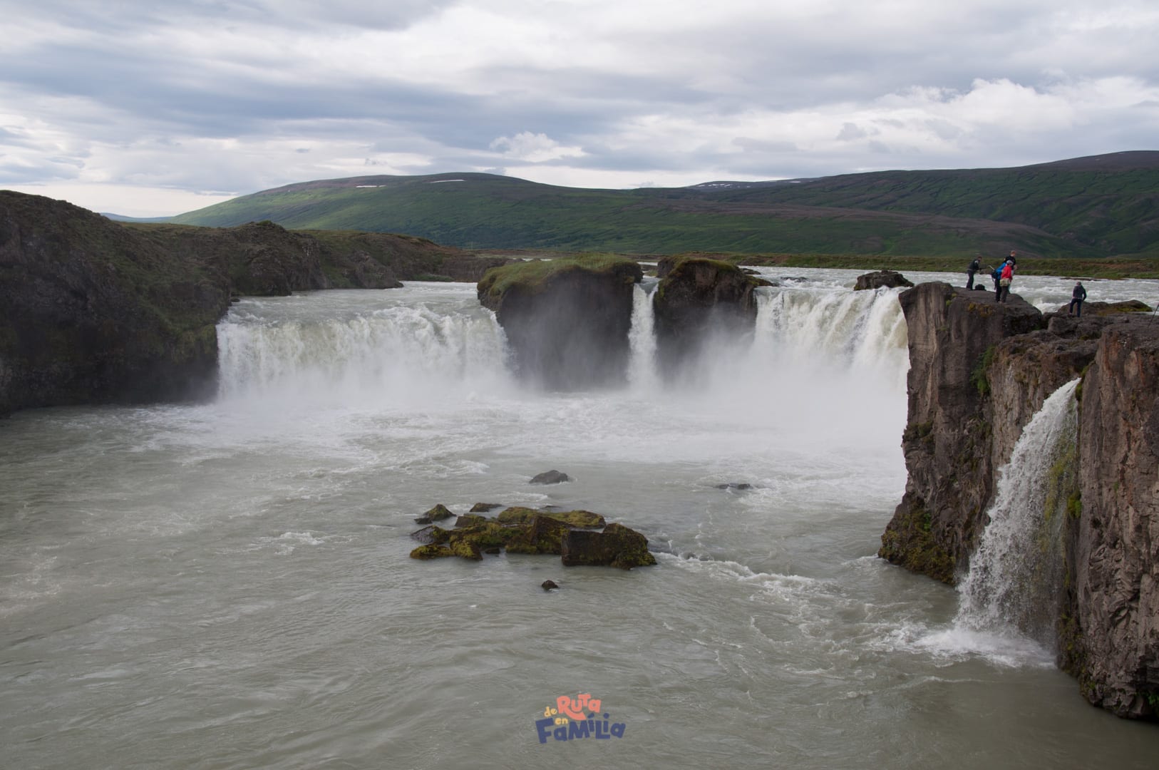Godafoss, la cascada de los dioses de Islandia