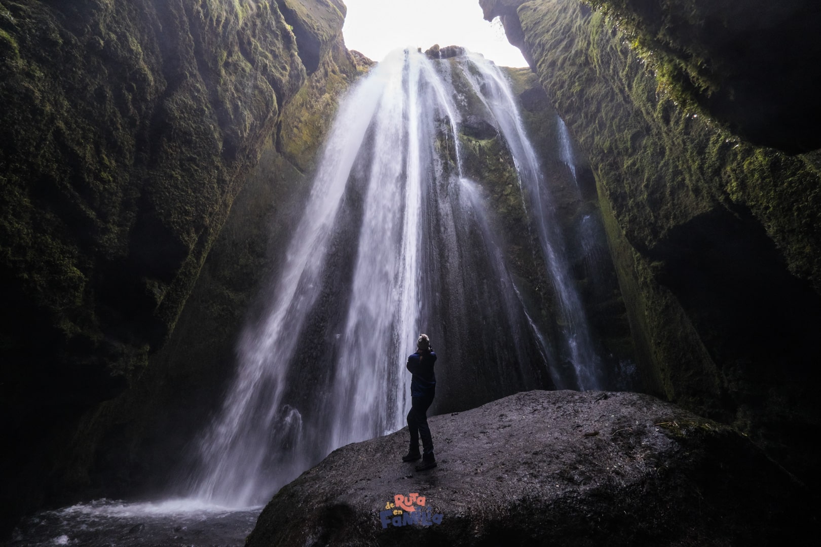 Gljúfrafoss, la cascada dentro de una cueva de Islandia