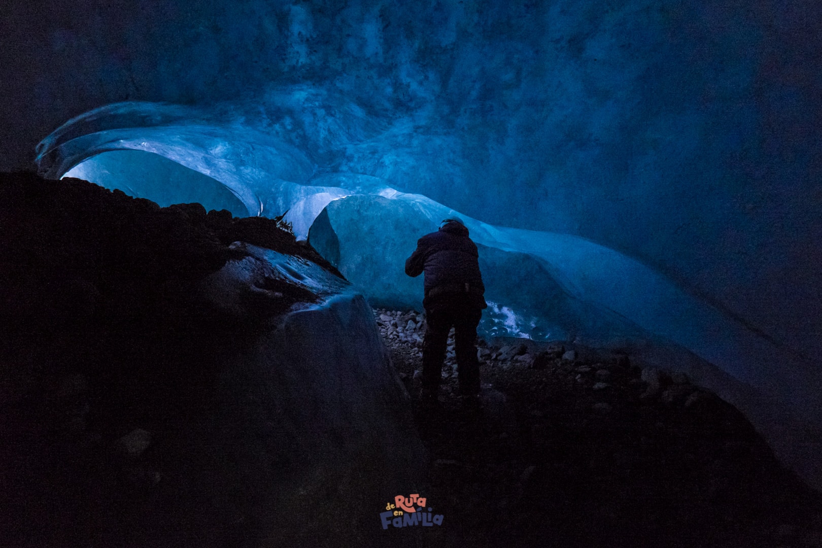 Cueva de hielo en el glaciar Vatnajökull de Islandia