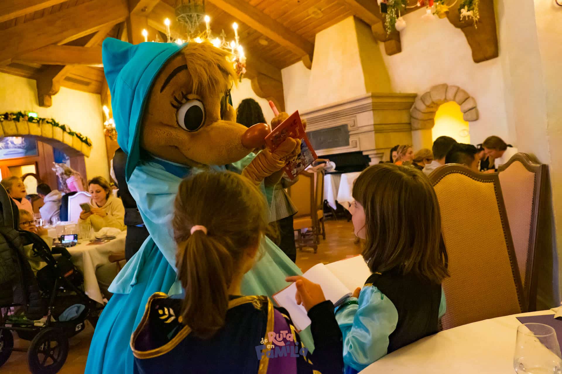 comer con princesas en Disneyland París